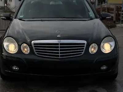Second-hand Mercedes E220 170 CP (125 kW) 2006 Negru Berlinǎ