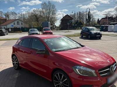 Gebraucht Mercedes A180 122 PS (89 kW) 2014 Rot Kleinwagen
