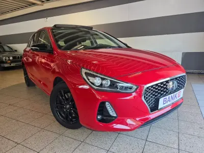 Gebraucht Hyundai i30 Intro Edition 140 PS (102 kW) 2017 Engine red Limousine