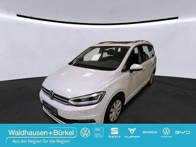 Gebraucht VW Touran Highline 150 PS (110 kW) 2023 Oryxweiß perlmutteffekt Van / Kleinbus