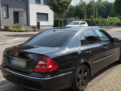 Gebraucht Mercedes E270 Avantgarde 177 PS (130 kW) 2004 Schwarz Limousine