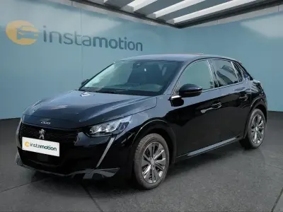 Gebraucht Peugeot e-208 Allure 100 kW (136 PS) 2022 Schwarz Kleinwagen