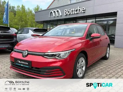 Gebraucht VW Golf VIII Life 131 PS (96 kW) 2023 Rot Kleinwagen
