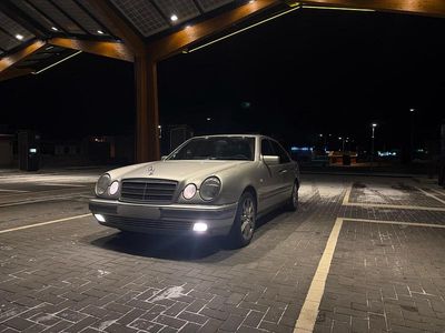 Gebraucht Mercedes E200 136 PS (100 kW) 1996 Silber Limousine