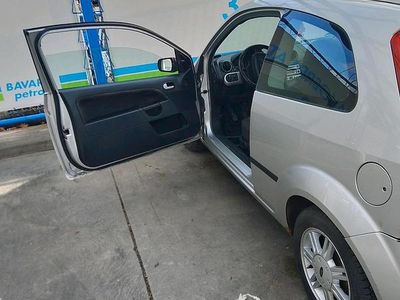 Gebraucht Ford Fiesta 80 PS (58 kW) 2004 Grau Kleinwagen