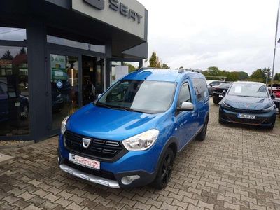 Blau Gebraucht 2017 Dacia Dokker Celebration Van / Kleinbus | 11.450 € (Teuer)