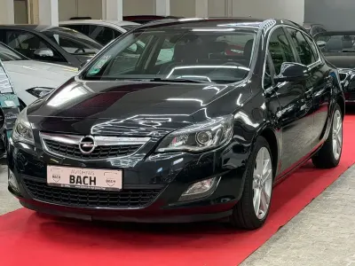 Używany Opel Astra Innovation 140 KM (102 kW) 2011 Czarny Sedan/Limuzyna