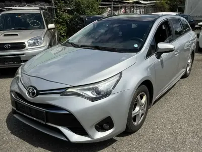 Gebraucht Toyota Avensis Basis 111 PS (81 kW) 2015 Silver metallic Kombi