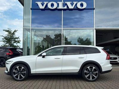 Gebraucht Volvo V60 CC Ultimate 250 PS (183 kW) 2024 707 crystal white pearl Kombi
