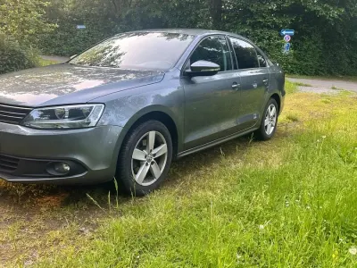 Używany VW Jetta 105 KM (77 kW) 2011 Szary Sedan/Limuzyna