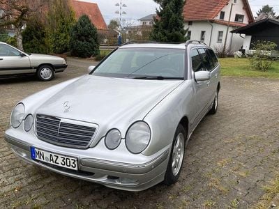Gebraucht Mercedes E220 Elegance 143 PS (105 kW) 2001 Silber Limousine