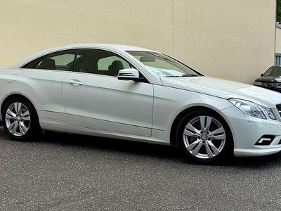Weiß Gebraucht 2010 Mercedes E200 AMG line Coupé | 16.490 € (Teuer)