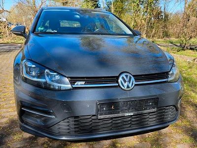 Grau Gebraucht 2019 VW Golf VII Highline Kombi | 11.000 € (Etwas zu teuer)