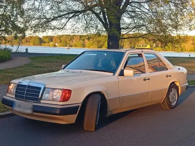 Gebraucht Mercedes E200 118 PS (86 kW) 1990 Gelb Limousine