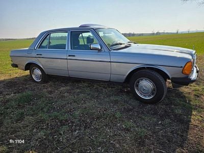 Gebraucht Mercedes E230 136 PS (100 kW) 1984 Blau Limousine