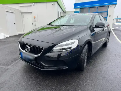 Usata Volvo V40 Momentum 122 CV (89 kW) 2017 Nero Berlina