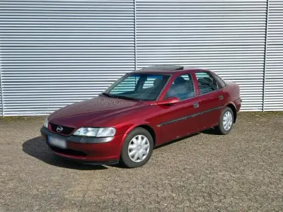 Usata Opel Vectra 75 CV (55 kW) 1996 Rosso Berlina