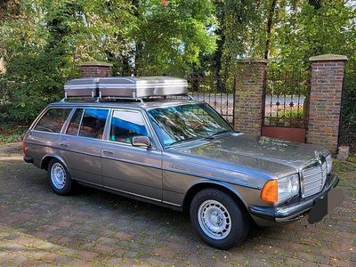 Grau Gebraucht 1984 Mercedes 190 Limousine | 33.500 €