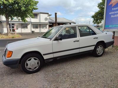Usata Mercedes E250 90 CV (66 kW) 1988 Bianco Berlina