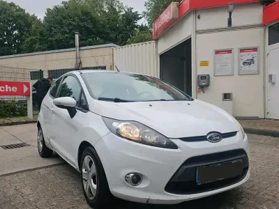 Gebraucht Ford Fiesta 95 PS (69 kW) 2012 Weiß Kleinwagen