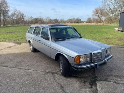 Usata Mercedes 240 72 CV (52 kW) 1984 Argento Station wagon
