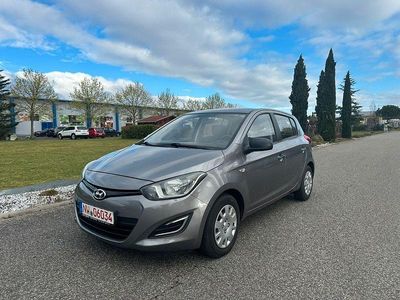 Gebraucht Hyundai i20 Edition 86 PS (63 kW) 2013 Grau Kleinwagen