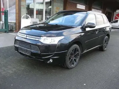 Gebraucht Mitsubishi Outlander P-HEV Basis 121 PS (88 kW) 2013 Schwarz SUV