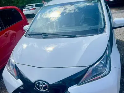 Gebraucht Toyota Aygo 69 PS (50 kW) 2015 Weiß Kleinwagen
