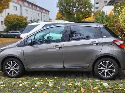 Gebraucht Toyota Yaris Hybrid Club 101 PS (74 kW) 2019 Grau Limousine