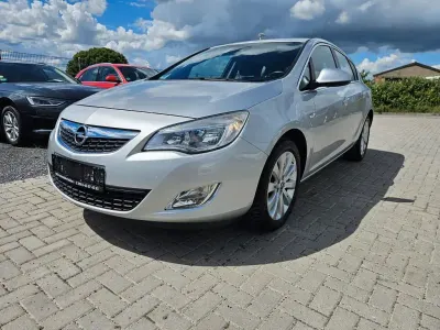 Gebraucht Opel Astra Innovation 140 PS (102 kW) 2012 Silber Limousine