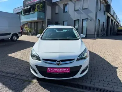 Gebraucht Opel Astra Active 120 PS (88 kW) 2013 Weiß Limousine