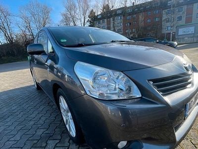 Grau Gebraucht 2010 Toyota Verso Van / Kleinbus | 5.500 € (Fairer Preis)