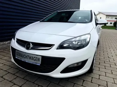 Gebraucht Opel Astra 101 PS (74 kW) 2013 Weiß Limousine