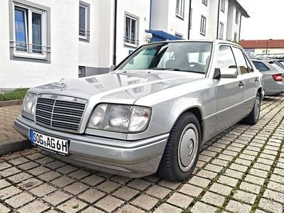 Silber Gebraucht 1994 Mercedes E220 Limousine | 10.990 €