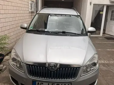 Gebraucht Skoda Roomster Plus Edition 86 PS (63 kW) 2014 Silber Van / Kleinbus