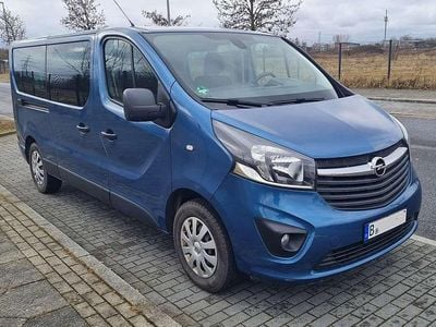 Second-hand Opel Vivaro 121 CP (88 kW) 2019 Albastru Monovolum