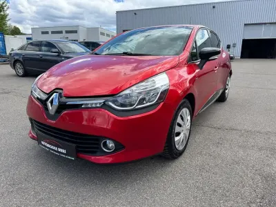 Używany Renault Clio IV LIMITED 73 KM (53 kW) 2016 Czerwony Sedan/Limuzyna