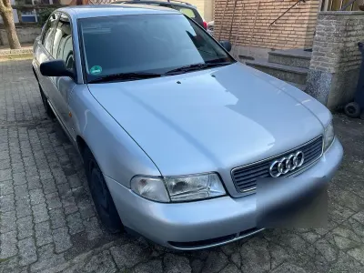 Używany Audi A4 125 KM (91 kW) 1995 Srebrny Sedan/Limuzyna