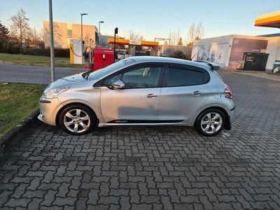 Grau Gebraucht 2012 Peugeot 208 Kleinwagen | 5.500 € (Fairer Preis)
