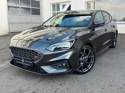 Magnetic grau Gebraucht 2020 Ford Focus ST Limousine | 19.950 € (Fairer Preis)