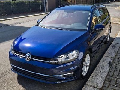 Blau Gebraucht 2018 VW Golf VII Highline Kombi | 19.900 € (Etwas zu teuer)