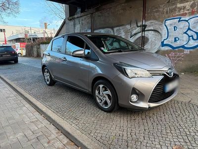 Braun Gebraucht 2015 Toyota Yaris Hybrid Kleinwagen | 10.600 €