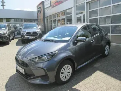 Gebraucht Toyota Yaris Basis 72 PS (52 kW) 2023 Marlingrau metallic Kleinwagen