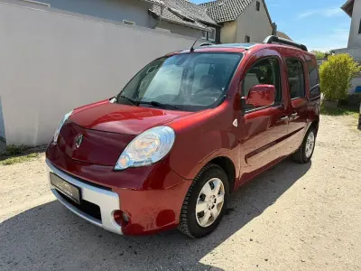 Begagnad Renault Kangoo Luxe 106 HK (77 kW) 2010 Röd Minibuss