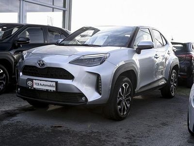 Shimmering silver metallic Gebraucht 2024 Toyota Yaris Hybrid Connect Style Kleinwagen | 25.489 € (Teuer)