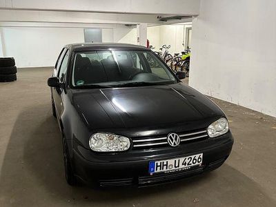Schwarz Gebraucht 2002 VW Golf Limousine | 2.499 € (Etwas zu teuer)