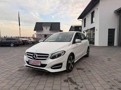 Weiß Gebraucht 2016 Mercedes B200 Van / Kleinbus | 12.999 € (Fairer Preis)