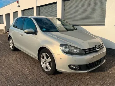 Gebraucht VW Golf VI 105 PS (77 kW) 2011 Andere farben Limousine