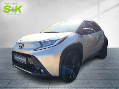 Gebraucht Toyota Aygo X x-style 72 PS (52 kW) 2023 Ginger beige / night sky black (beige) SUV