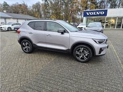 Neu Volvo XC40 Plus 163 PS (119 kW) 2025 Silber (aurora silver metallic) SUV